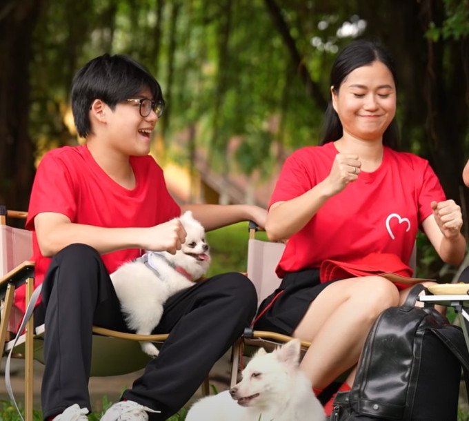 Con trai Bánh Mì đứng cạnh bố Hứa Minh Đạt, thể hiện chiều cao ấn tượng