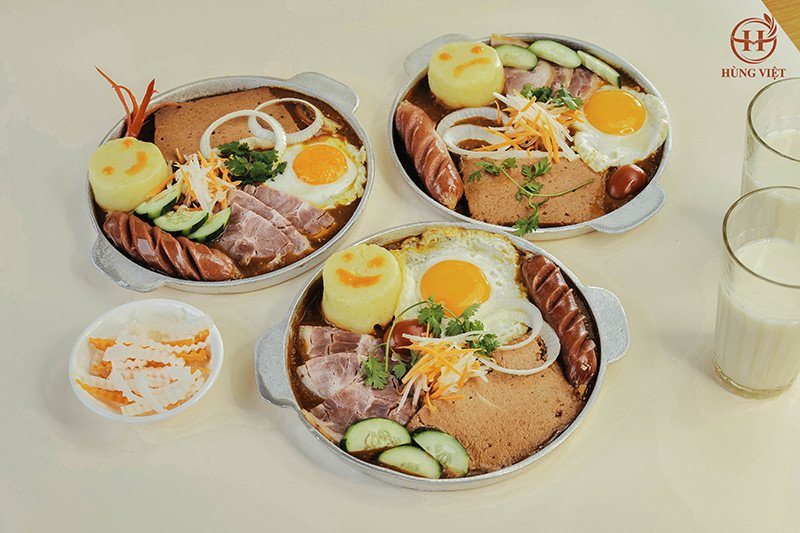 Công thức bánh mì chảo chuẩn vị với trứng ốp la, pate béo ngậy và xúc xích, là bí quyết để kinh doanh hiệu quả.