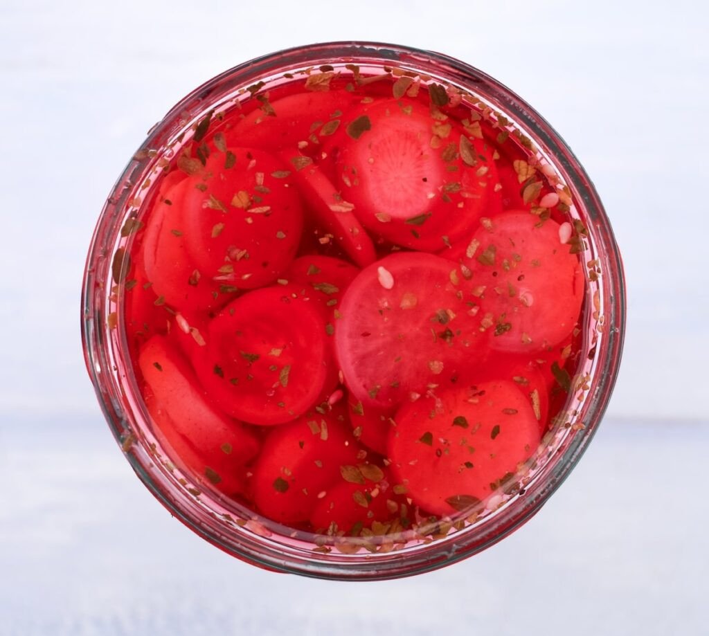 Củ cải thái lát ngâm chua ngọt, một thành phần không thể thiếu của bánh mì Việt Nam