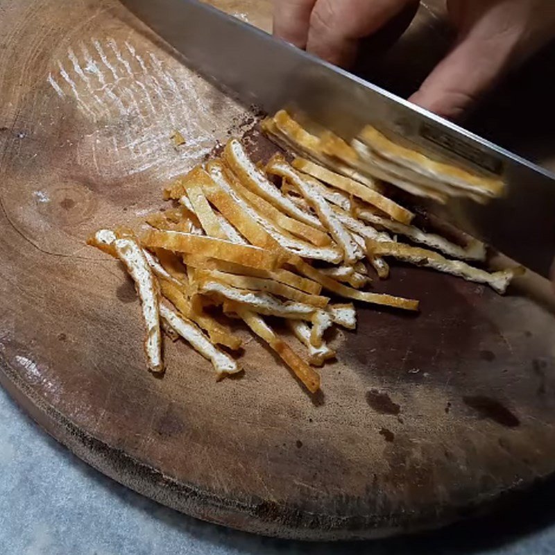 Củ sắn tươi được thái sợi mỏng, vắt ráo nước kỹ lưỡng để chuẩn bị làm bì chay