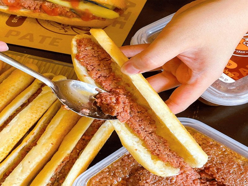 Cửa hàng bán bánh mì que Hải Phòng ở HCM tấp nập khách