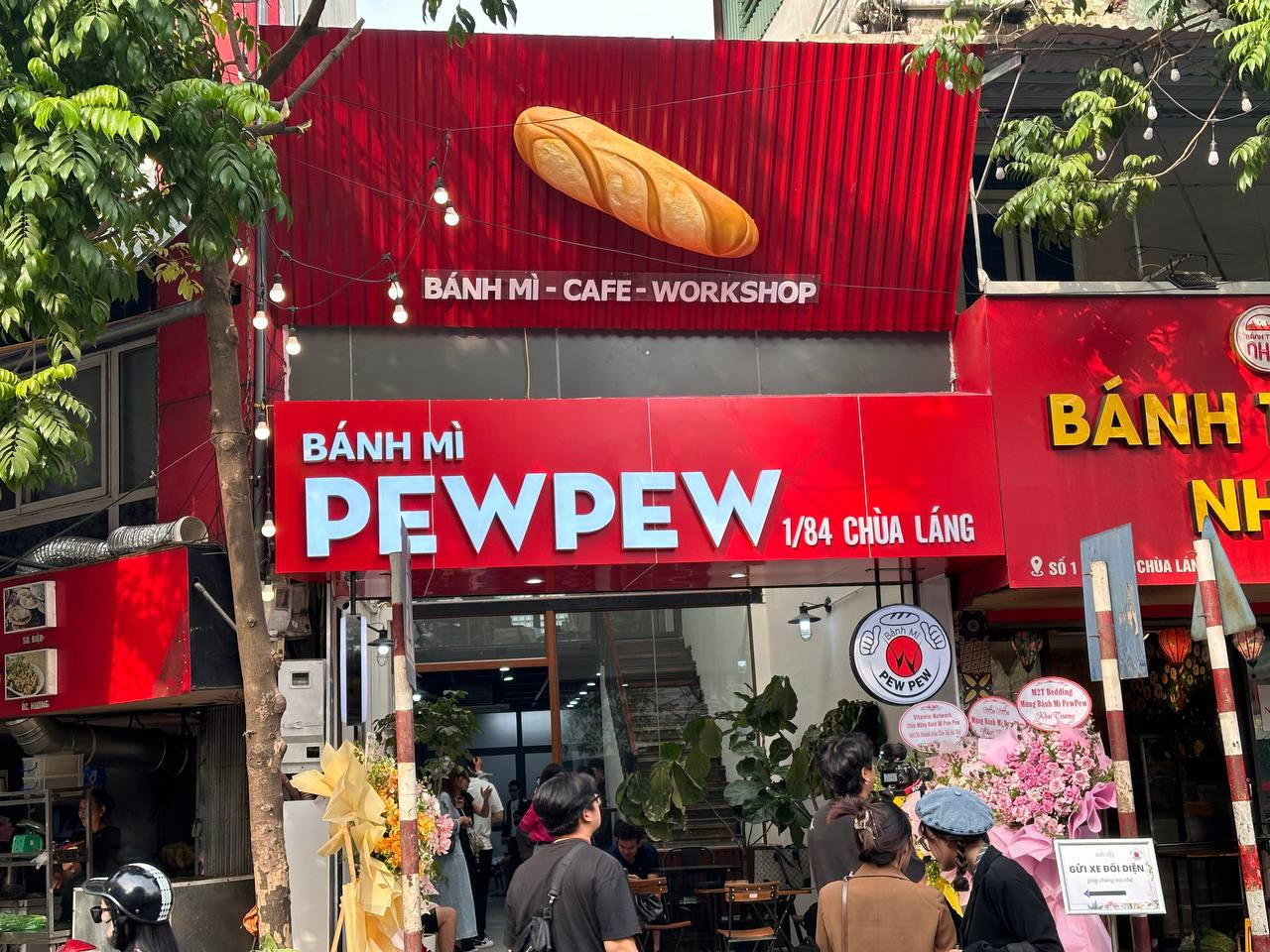 Cửa hàng bánh mì PewPew tọa lạc trên phố Chùa Láng, Hà Nội