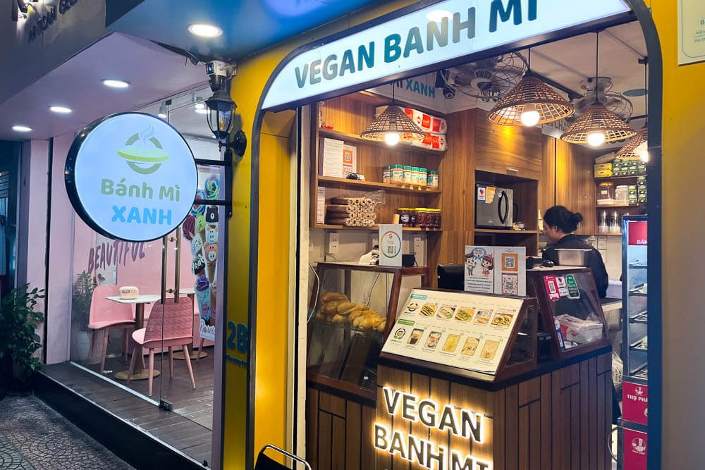 Cửa hàng Bánh Mì Xanh phục vụ bánh mì chay độc đáo