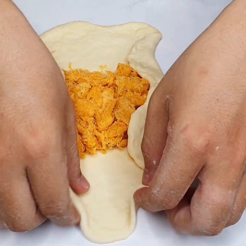 Cuộn tròn bánh mì nhân chà bông cẩn thận