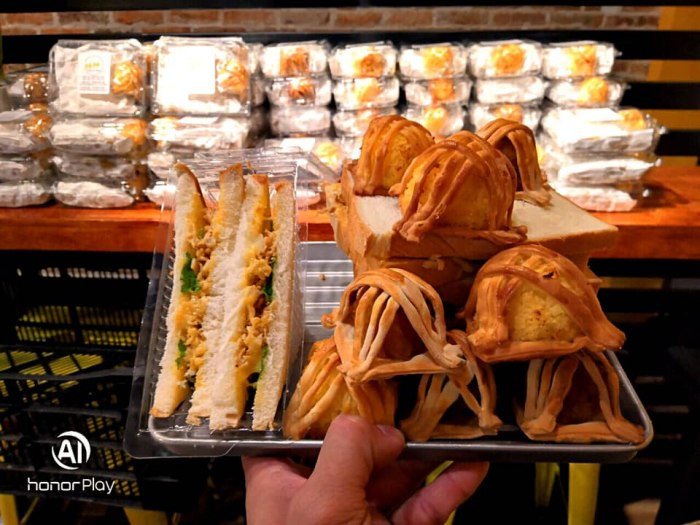 Đa dạng các loại bánh mì gà và chả tại Nhân Ngãi Đà Lạt