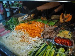 Đa dạng các loại bánh mì và món tráng miệng tại quầy Phương 18