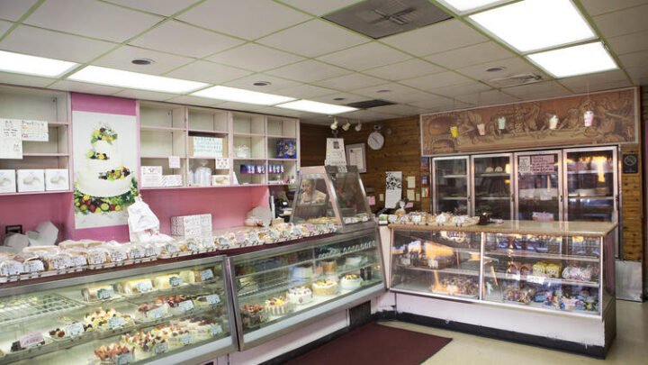 Đa dạng các loại bánh ngọt và bánh mì ngọt giá sỉ được trưng bày hấp dẫn.