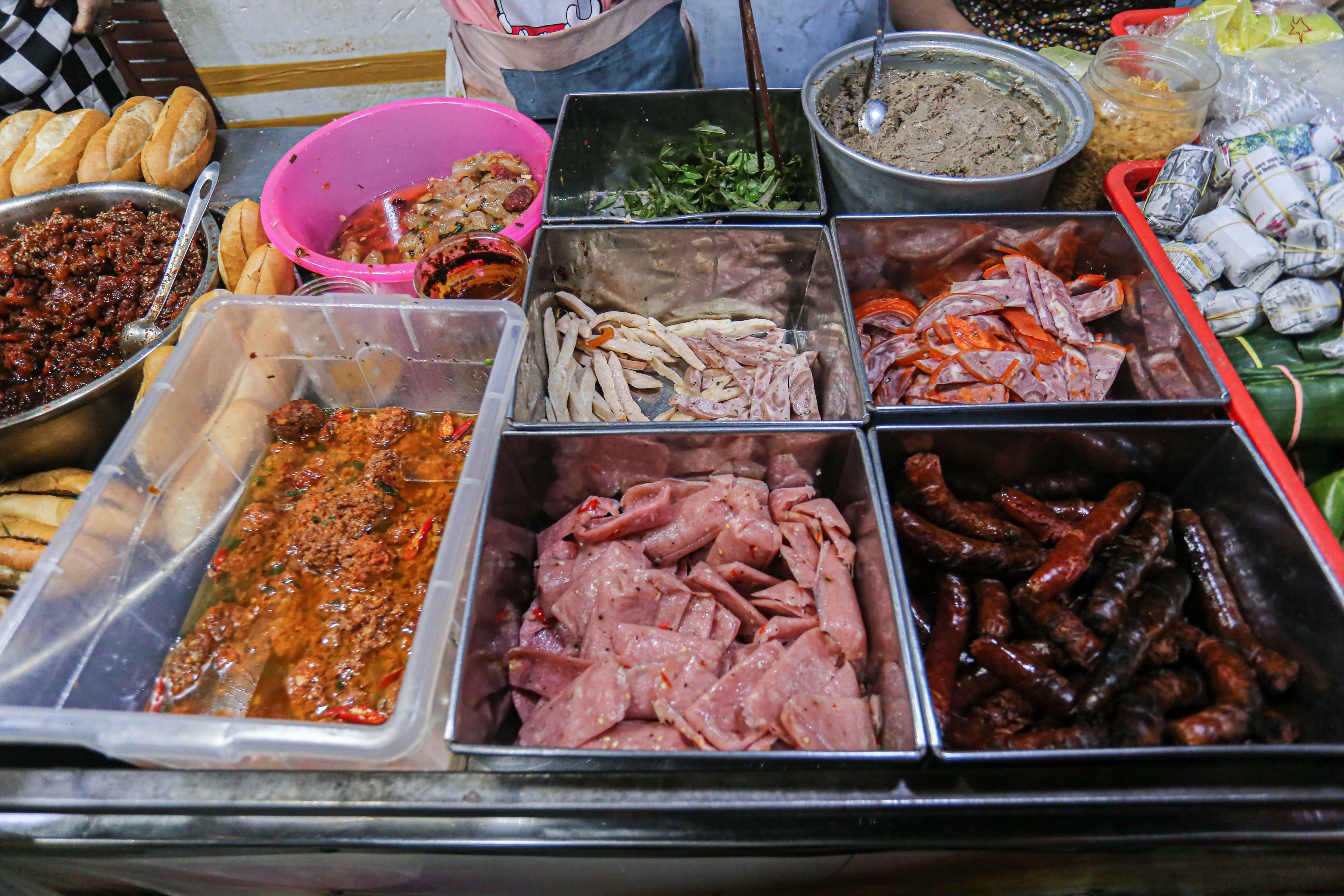 Đa dạng các loại nhân đặc trưng xứ Huế như thịt xíu, nem chua, lạp xưởng cho món bánh mì Trường Tiền