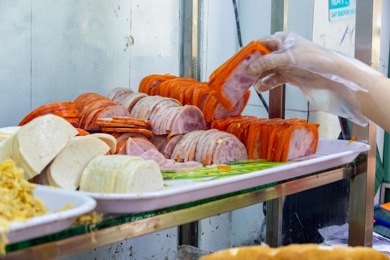 Đa dạng các loại thịt nguội, dăm bông chất lượng cao làm nên hương vị độc đáo của bánh mì Huỳnh Hoa