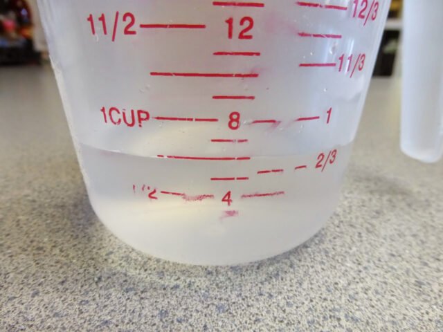 Đá viên được chuẩn bị để làm bánh mì giòn rụm