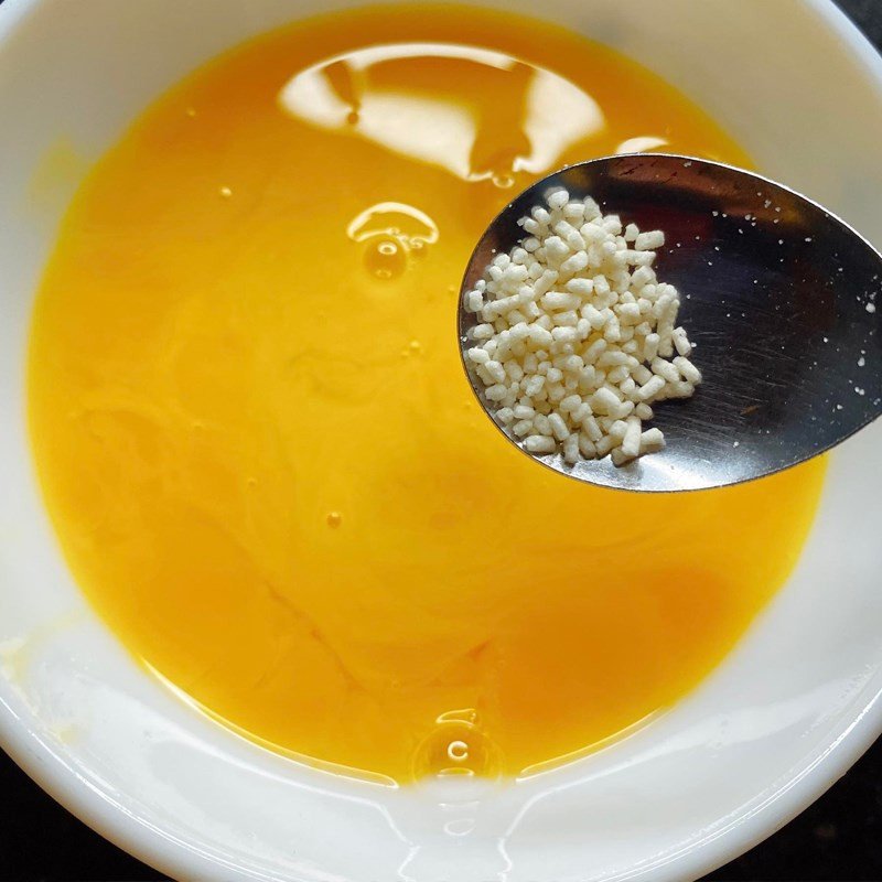 Đánh trứng với hạt nêm và muối để làm bánh mì kẹp trứng