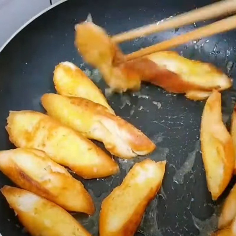 Đảo đều bánh mì đã chiên cùng sốt bơ thực vật và đường