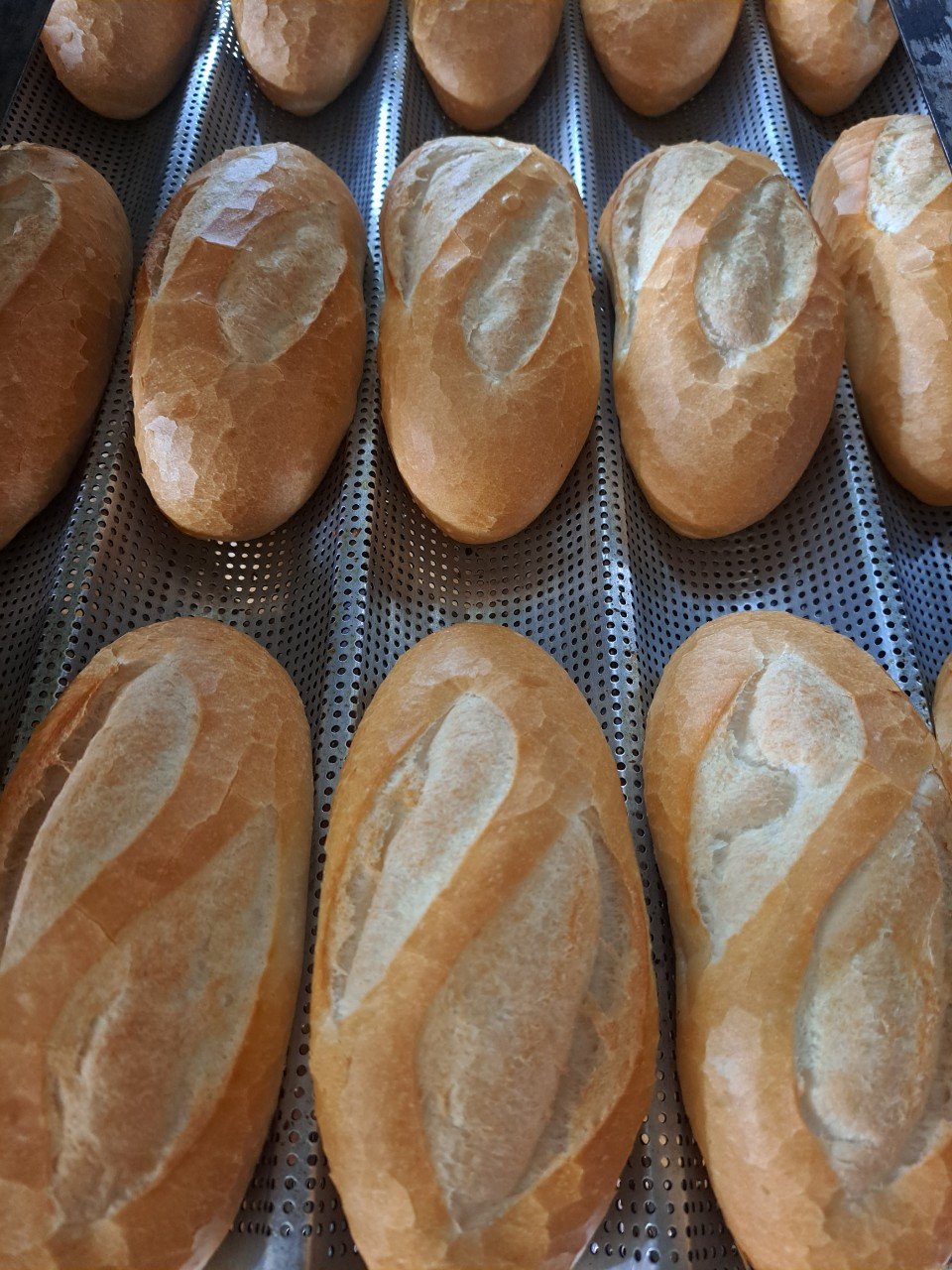 Dao rọc bánh mì giúp tạo ra bánh mì hai dao với vỏ giòn và ruột xốp