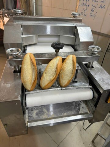 Dao rọc bánh mì tạo ra bánh mì một dao truyền thống Việt Nam