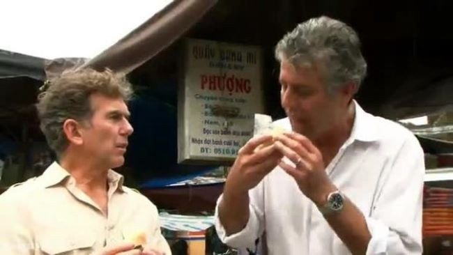 Đầu bếp nổi tiếng Anthony Bourdain thưởng thức và khen ngợi bánh mì Việt Nam, góp phần đưa món ăn này ra thế giới.