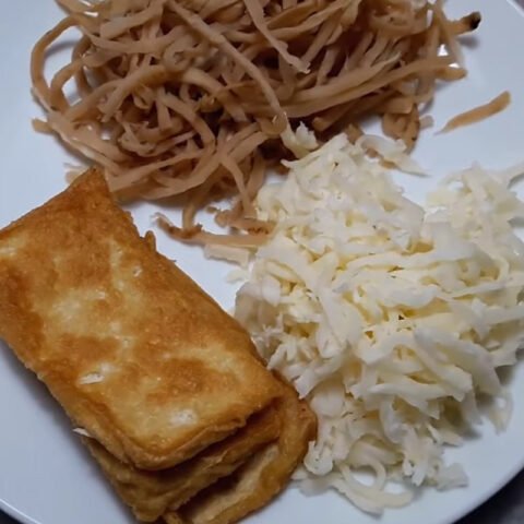 Đậu hũ đã được chiên vàng giòn và cắt sợi đều, chuẩn bị cho món bì chay thơm ngon