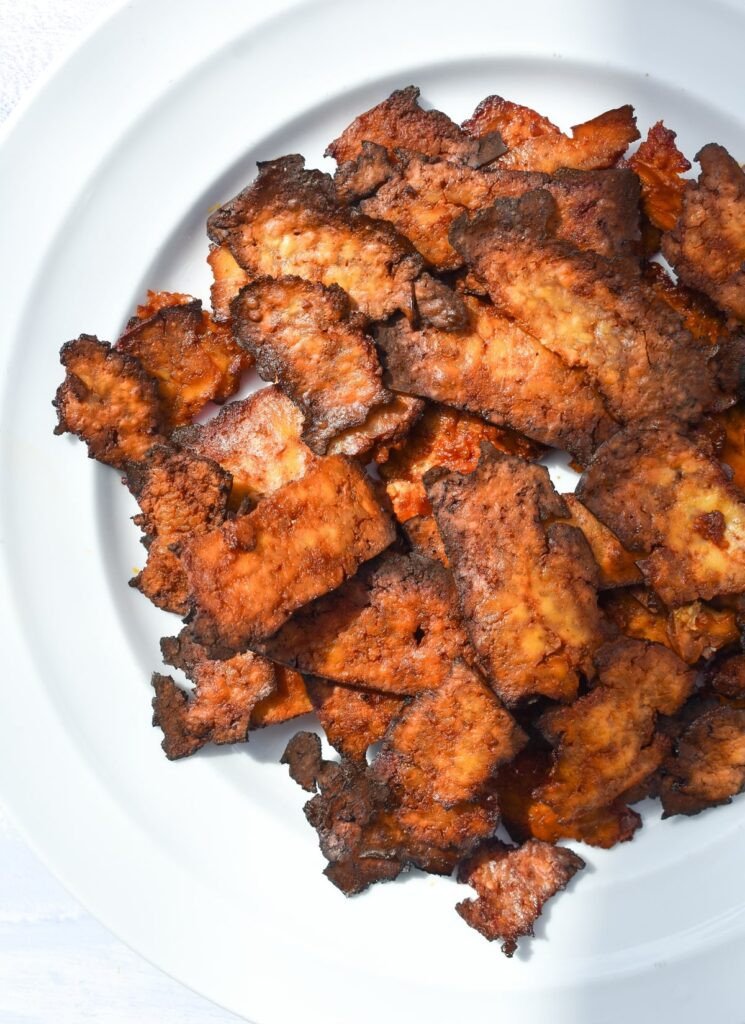 Đậu phụ chiên giòn tẩm ướp gia vị cay nồng, thay thế thịt xông khói trong bánh mì street food