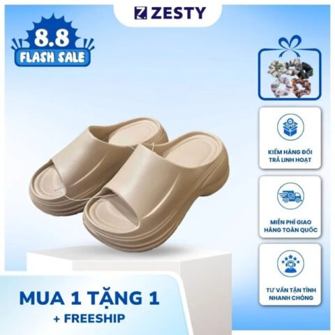 Dép bánh mì gấu màu trắng sữa đế cao, đang được một bạn trẻ mang tạo dáng dễ thương, thể hiện sự thoải mái và phong cách năng động.