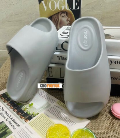 Dép bánh mì Monobo màu kem trên chân, thể hiện sự thoải mái và phong cách