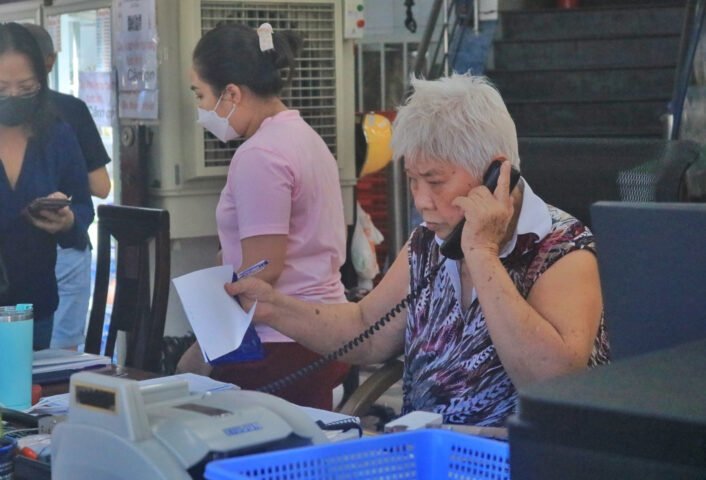 Dì Gái Như Lan, chủ tiệm bánh, người đã mở cửa hàng từ năm 1968