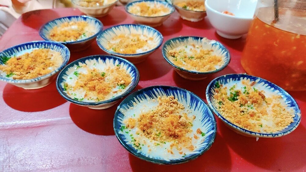 Đĩa bánh bèo trắng mịn, thơm ngon được xếp gọn gàng
