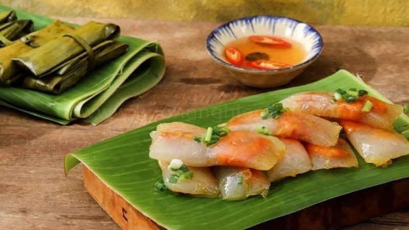 Đĩa bánh bột lọc chiên vàng giòn, nhân tôm thịt đậm đà, thu hút nhưng cần cân nhắc lượng calo.