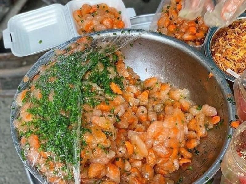 Đĩa bánh bột lọc tôm tươi nóng hổi tại 13 Tuyên Quang, hương vị cốt lõi của bánh mì bột lọc Phan Thiết