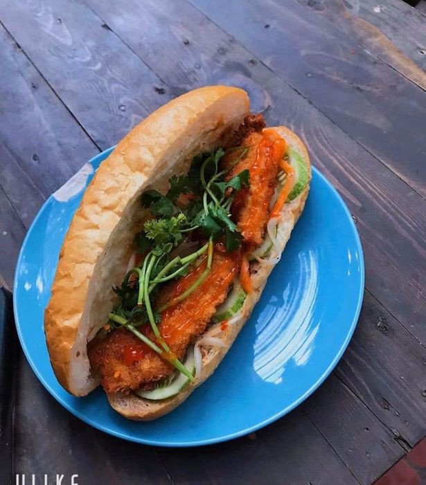 Đĩa bánh mì Bống Béo Việt Trì nóng hổi với đầy đủ nhân, gợi hương vị ẩm thực đường phố hấp dẫn.