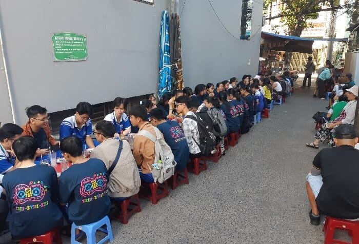 Dĩa bánh mì chấm pate đầy đặn tại quán Chu Văn An Đà Nẵng