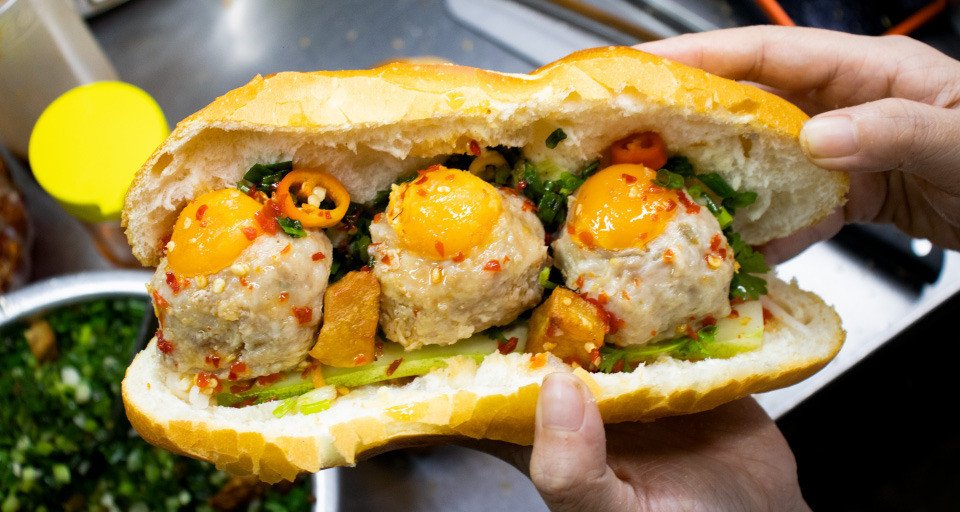 Dĩa bánh mì chảo đầy đủ xúc xích, pate, trứng ốp la và xíu mại, mời gọi thực khách