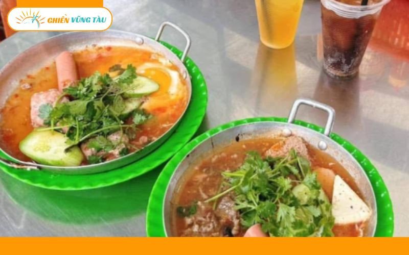 Đĩa bánh mì chảo Loan Kim Vũng Tàu đầy đặn với trứng ốp la, pate, xúc xích và xíu mại hấp dẫn.