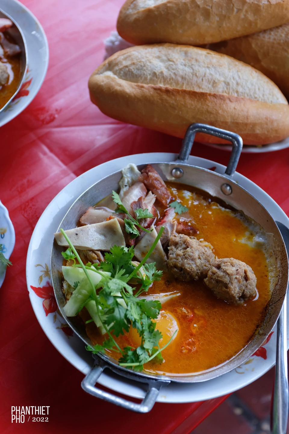 Đĩa bánh mì chảo Phan Thiết với xíu mại đậm đà hương vị