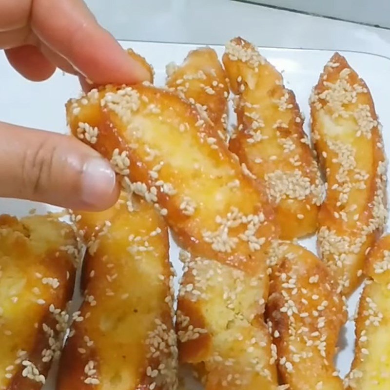 Đĩa bánh mì chiên bơ thực vật đường vàng ươm, hấp dẫn