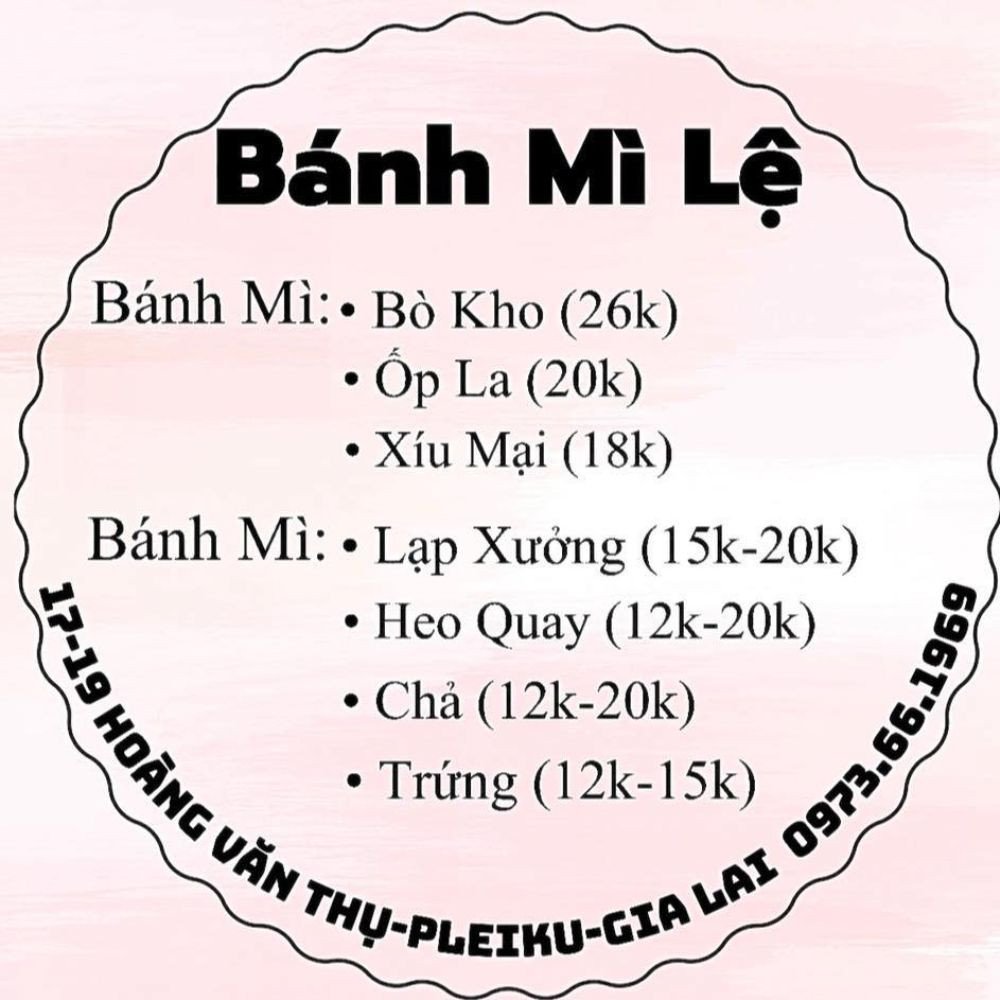 Đĩa bánh mì đầy ắp nhân tại Bánh mì Lệ Pleiku
