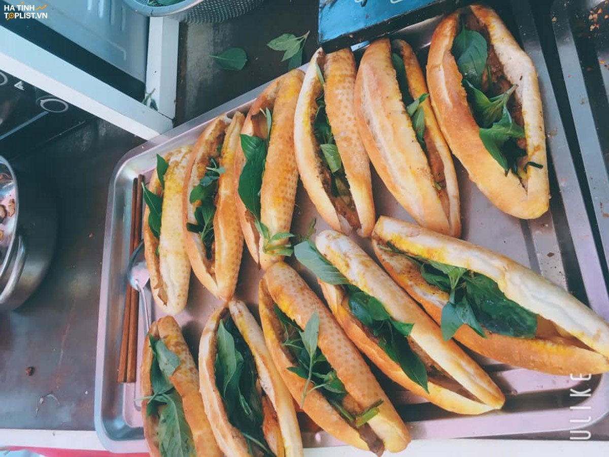 Đĩa bánh mì hành rim với nhân thịt và hành lá xanh