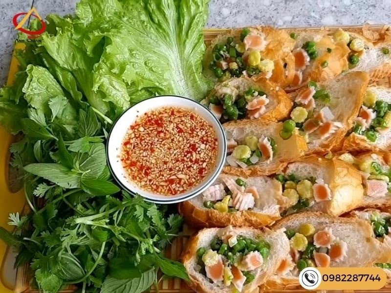 Đĩa bánh mì hấp thành phẩm với nhân thịt và rau sống hấp dẫn
