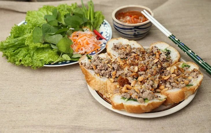 Đĩa bánh mì hấp thịt heo mỡ hành nóng hổi, một gợi ý tuyệt vời khi bạn không biết bánh mì cũ làm gì ngon.