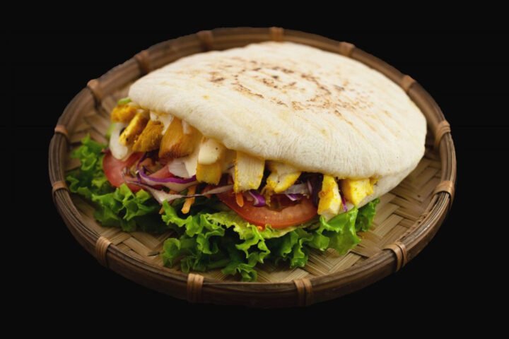 Đĩa bánh mì kebab và các món ăn Thổ Nhĩ Kỳ đa dạng tại nhà hàng Kebab Ngon ở Đà Nẵng