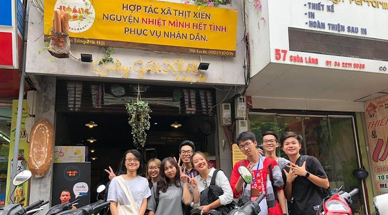 Đĩa bánh mì nhân dừa với phần nhân dừa béo ngậy, thơm lừng, khiến người xem khó lòng cưỡng lại