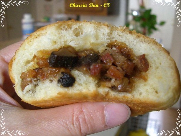 Đĩa bánh mì nhân xá xíu thơm ngon, hấp dẫn