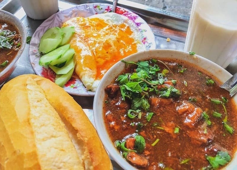 Đĩa bánh mì sốt vang 311 Thụy Khuê hấp dẫn thực khách