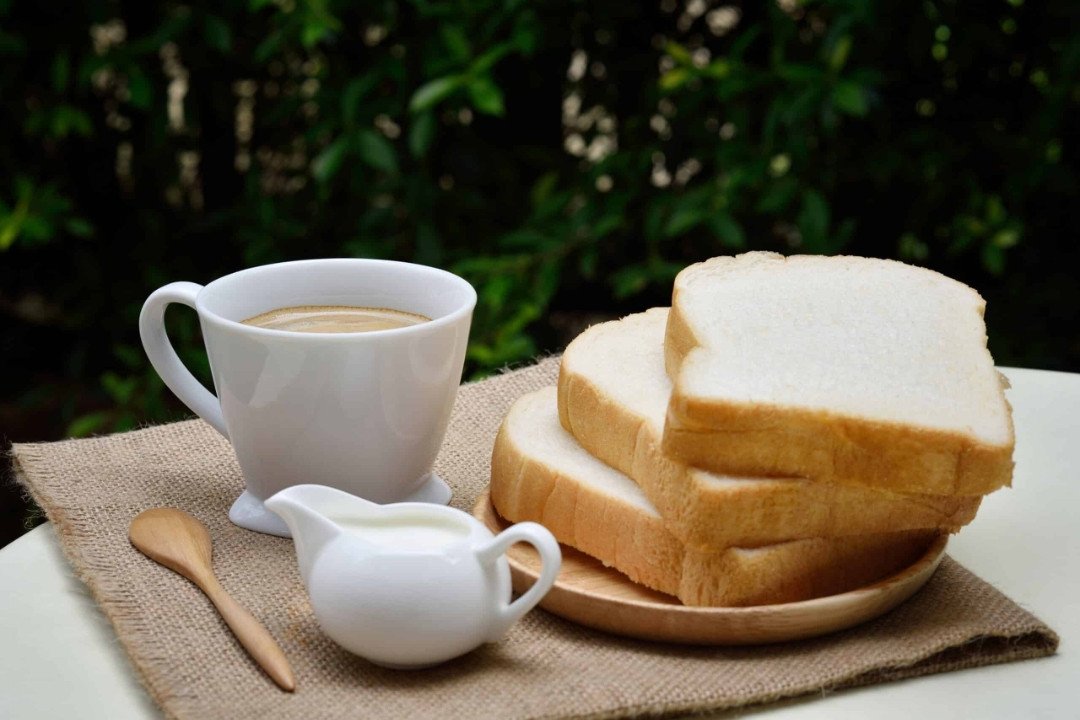 Đĩa bánh mì trắng cắt lát, cân nhắc liệu có phù hợp với thực đơn bánh mì bơ tỏi chay