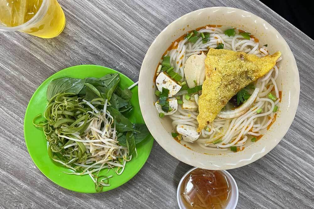 Đĩa cơm chay đa dạng màu sắc tại Quán Chay 103