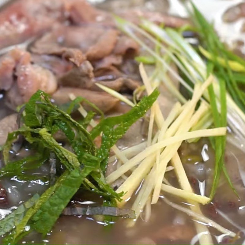 Đĩa lòng sả thơm ngon hoàn chỉnh, sẵn sàng thưởng thức cùng bánh mì nóng giòn