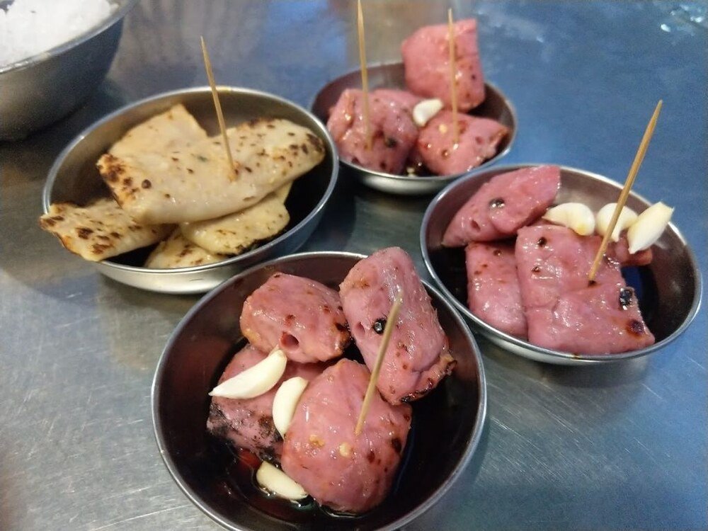 Đĩa nem nướng Quy Nhơn nức mũi với vị thơm ngon đặc trưng, là món ăn mang đậm nét văn hóa ẩm thực của vùng đất này