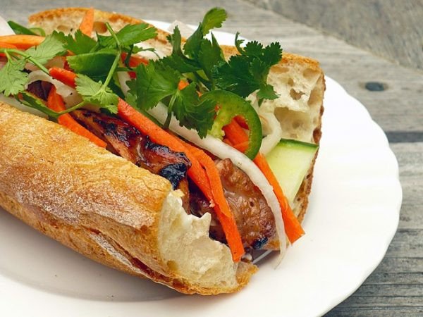 Dĩa nem nướng thơm lừng ăn kèm bánh mì giòn rụm tại Cần Thơ