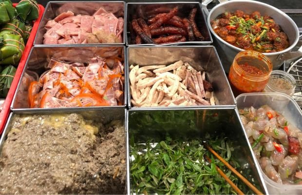 Đĩa nhân bánh mì Trường Tiền Huế đa dạng với chả, thịt và rau