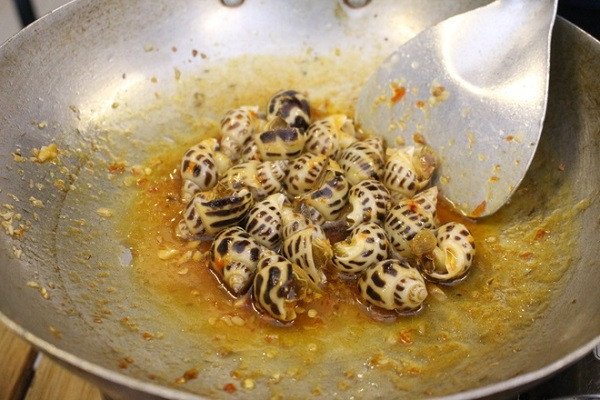 Đĩa ốc hương xào bơ tỏi chấm bánh mì thơm ngon hấp dẫn