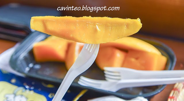 Đĩa xoài vàng tươi mát lạnh, một món tráng miệng giải khát.