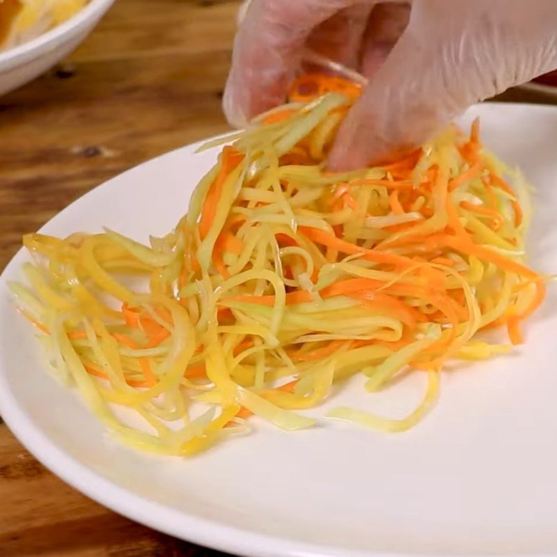 Đồ chua đu đủ cà rốt giòn ngon chuẩn bị cho bánh mì bò Campuchia